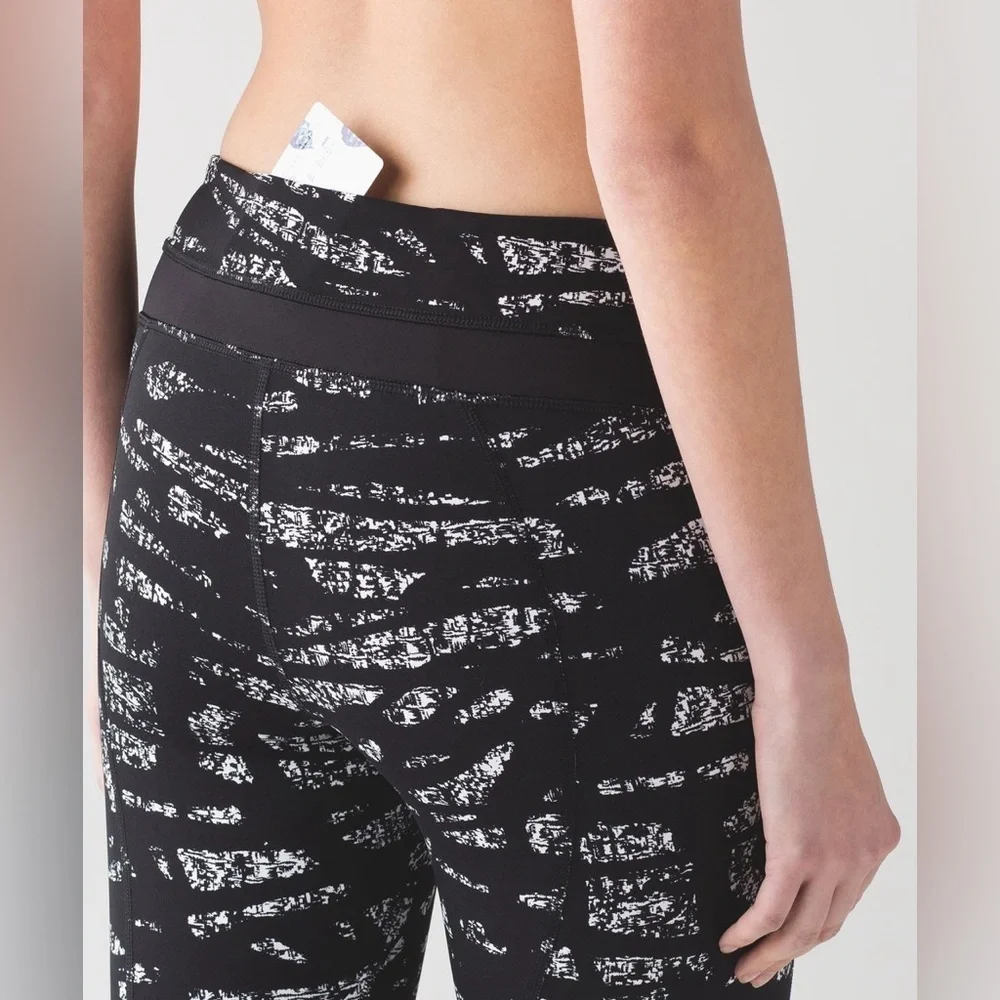 Lululemon Inspire Tight II in Graf Black White / Black Size 8